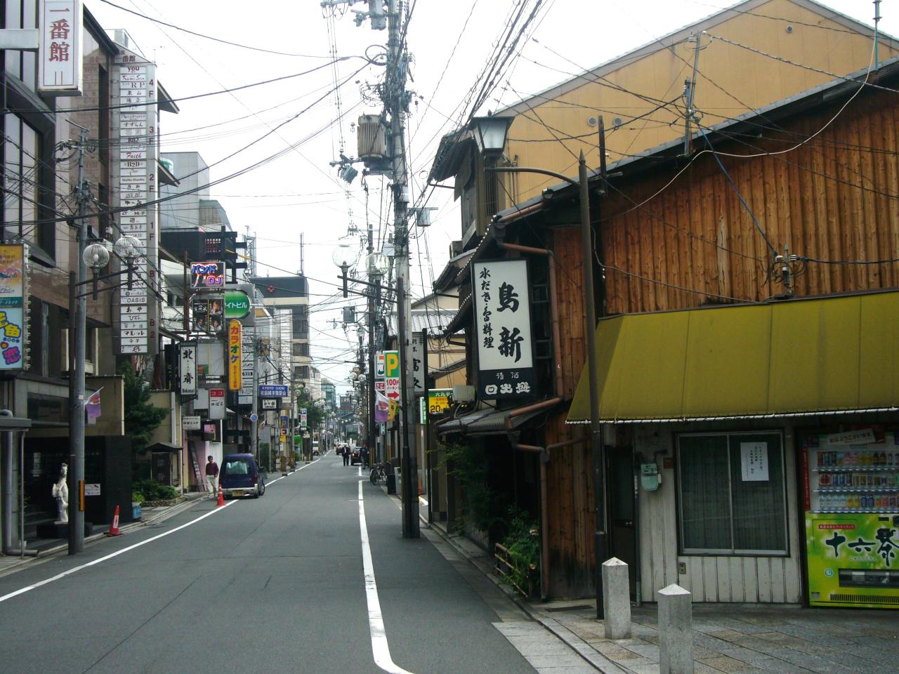 JPEG image - A typical road in the Gion district of Kyoto. ...