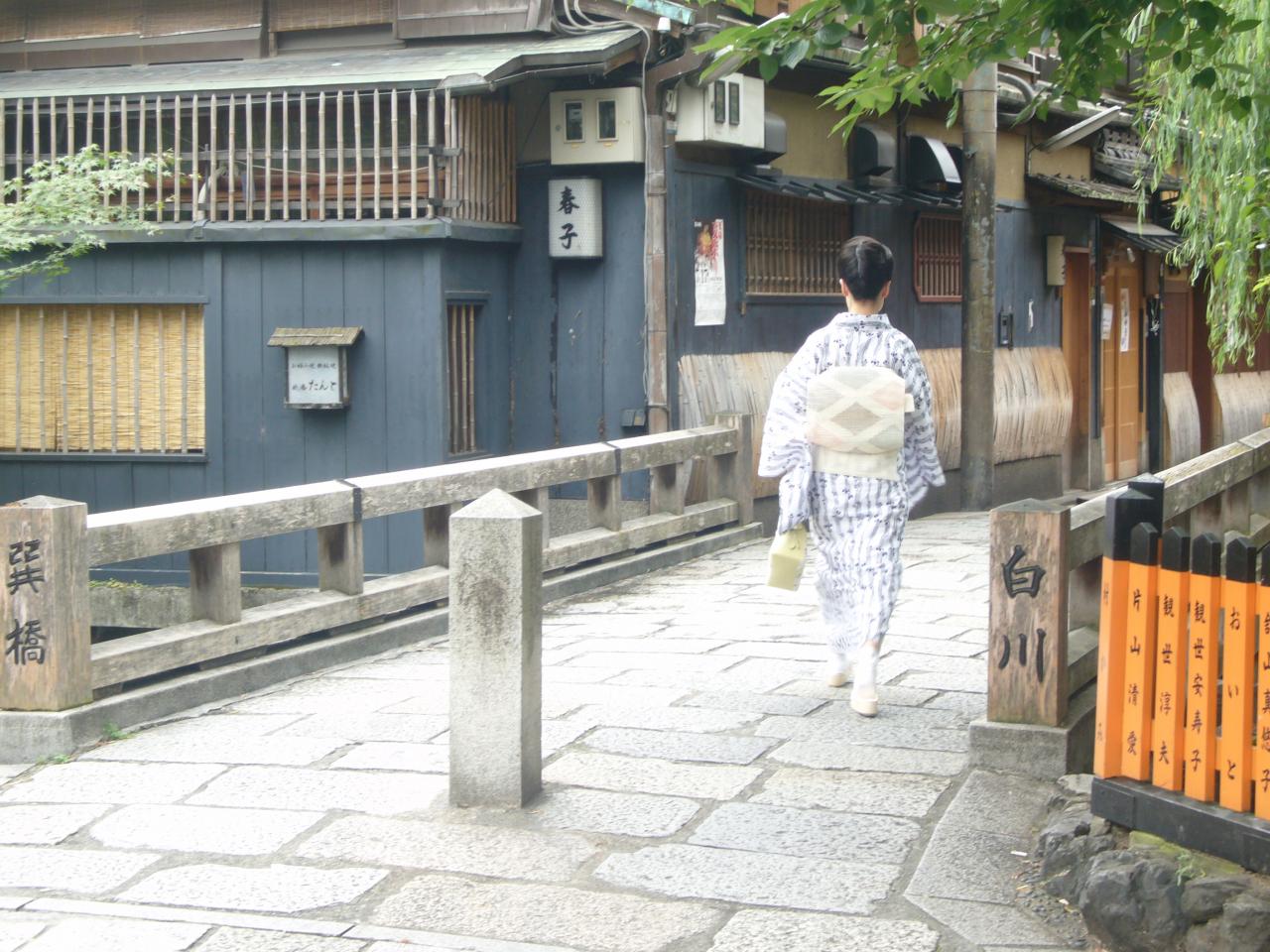 JPEG image - A geisha spotted in the Gion district of Kyoto. ...