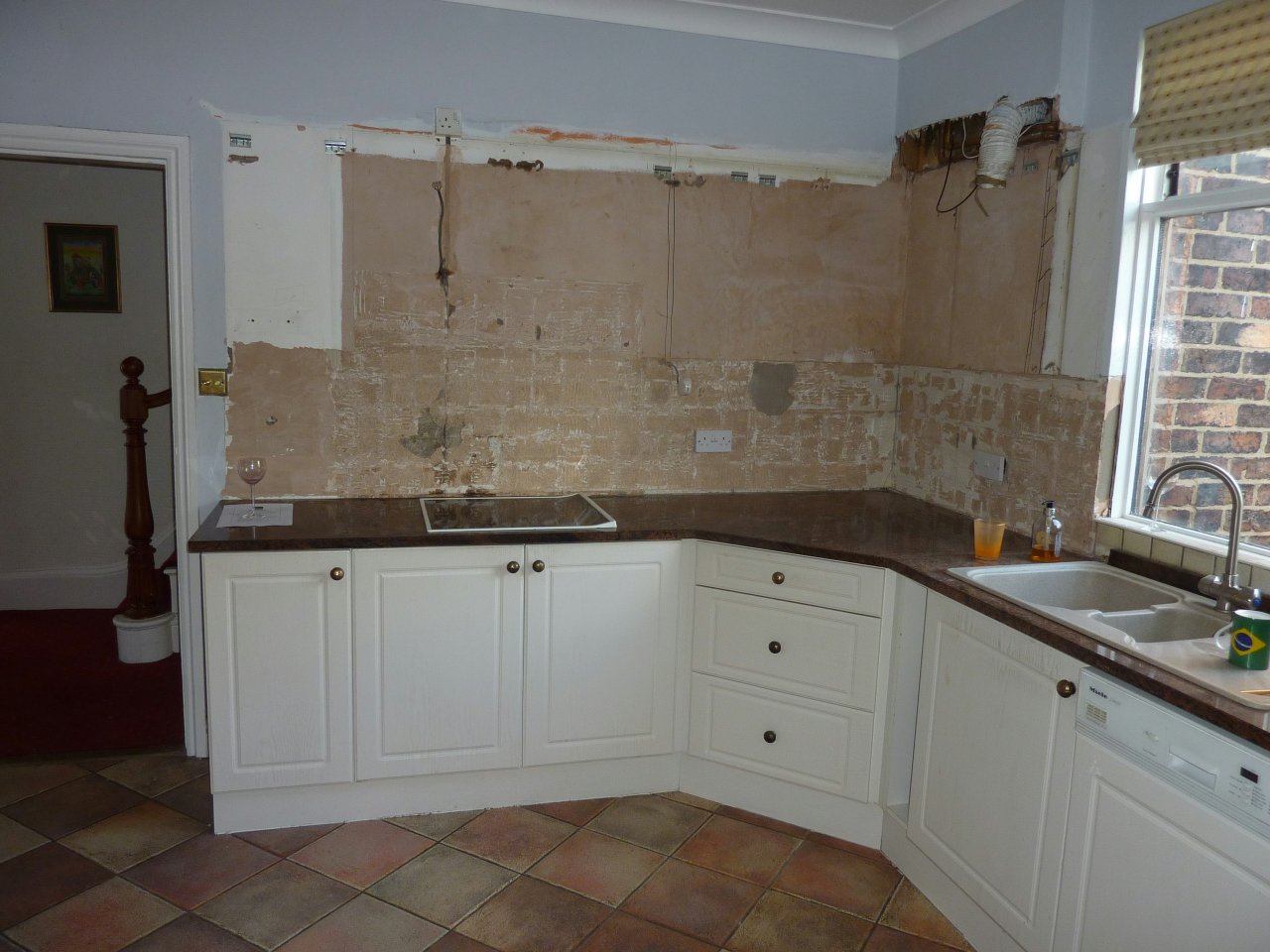 JPEG image - Wall cupboards over the hob removed ...