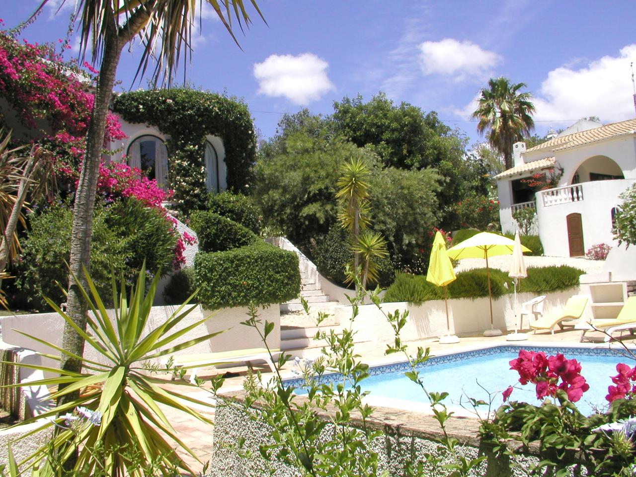 JPEG image - Villa garden & pool ...