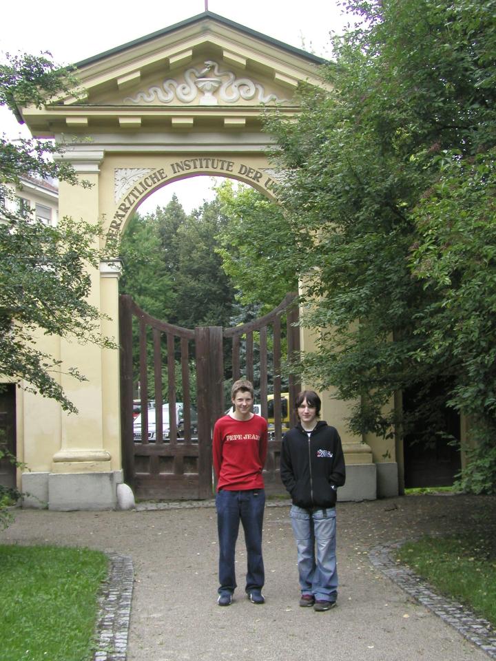 JPEG image - Michael & Stef at a gateway into the Veterinary Department of Mnchen University - who knows, Stef might end up going there? ...