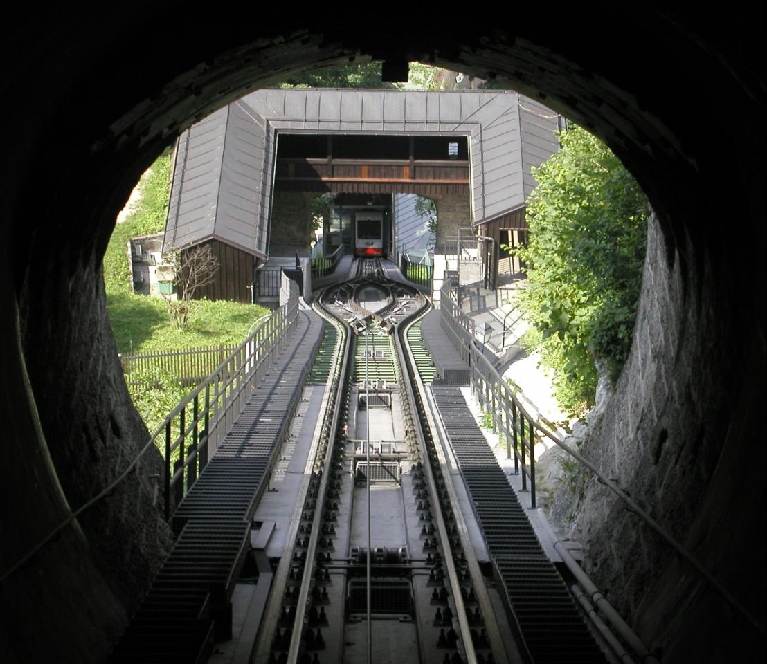 JPEG image - The easy way down from the Salzburg castle ...