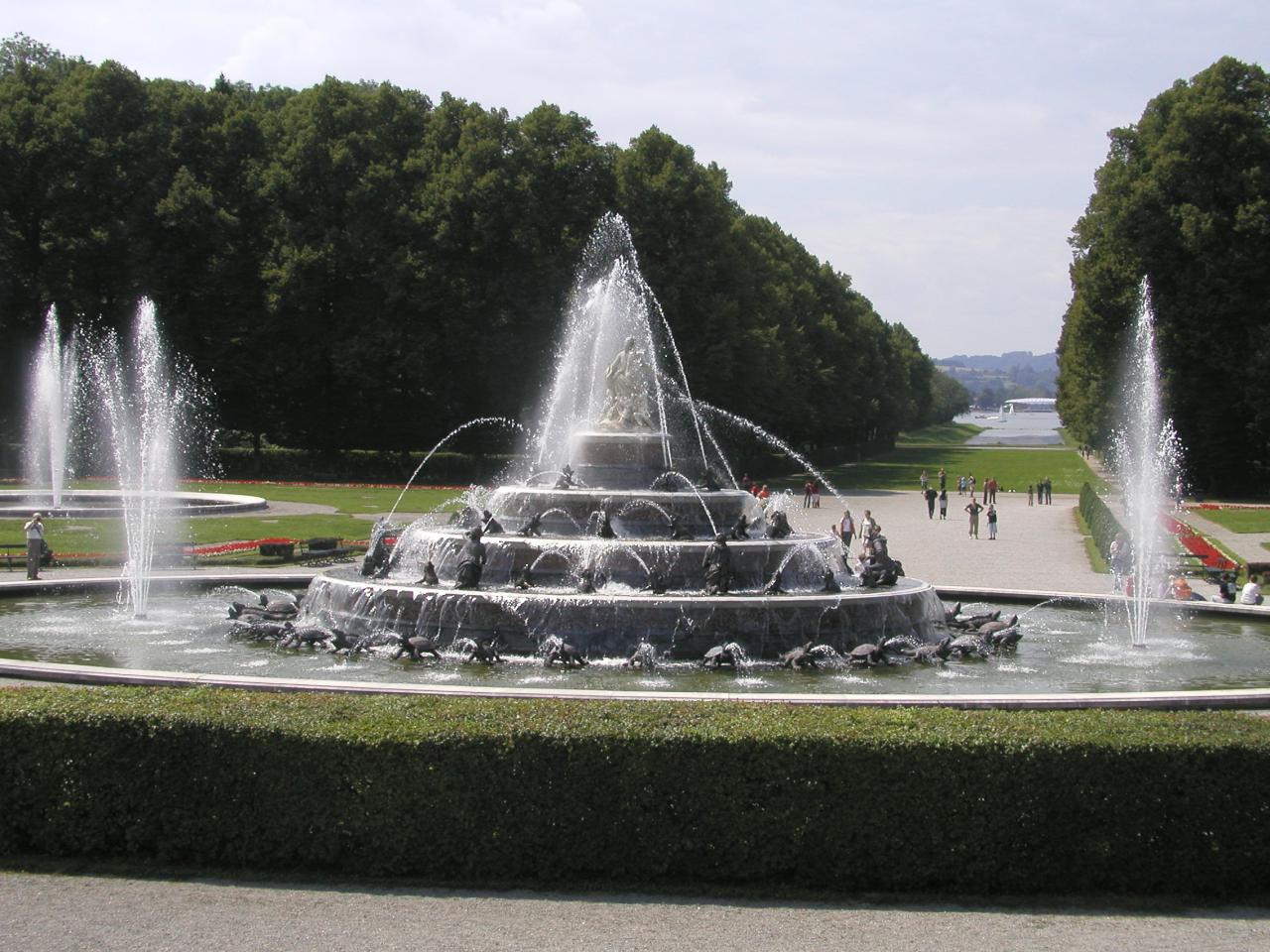 JPEG image - Fountains playing outside Ludwig's palace ...