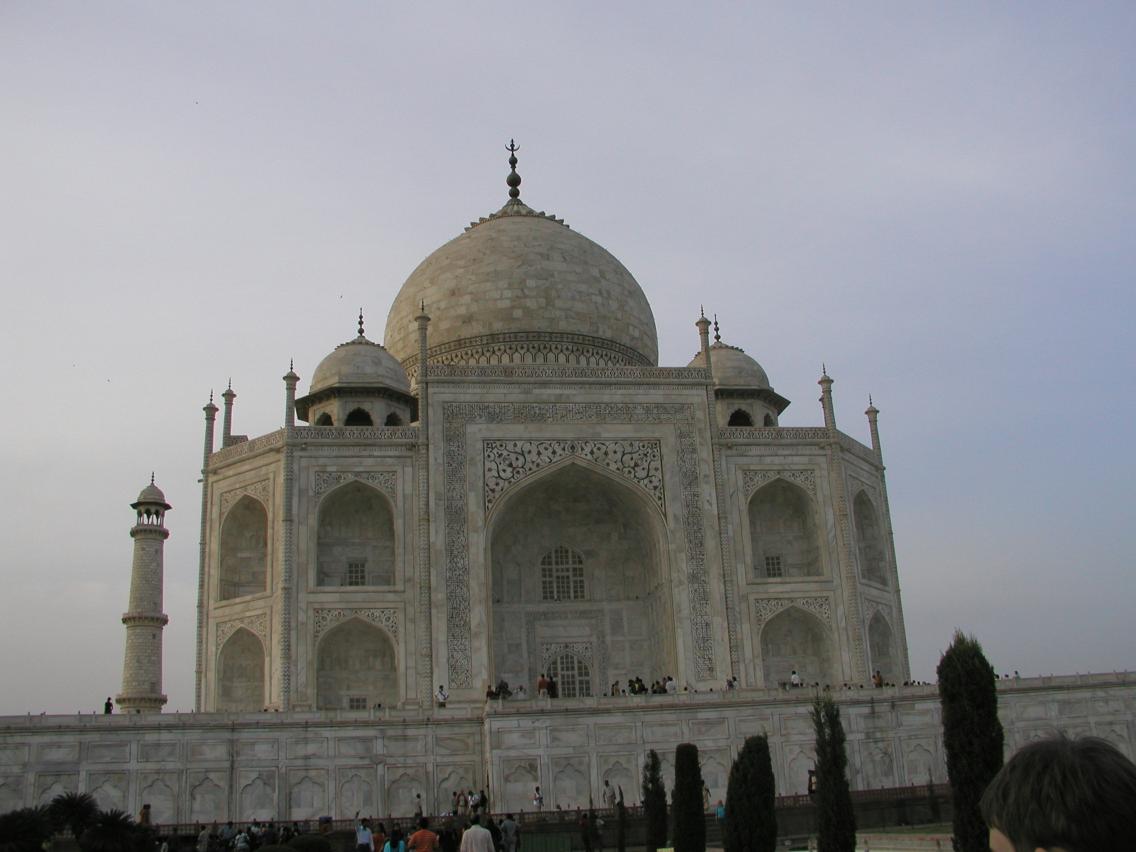 JPEG image - A closer view of the Taj, giving more idea of the beautiful elaborate workmanship. No wonder it took 22,000 craftsmen 22 years to complete it ...