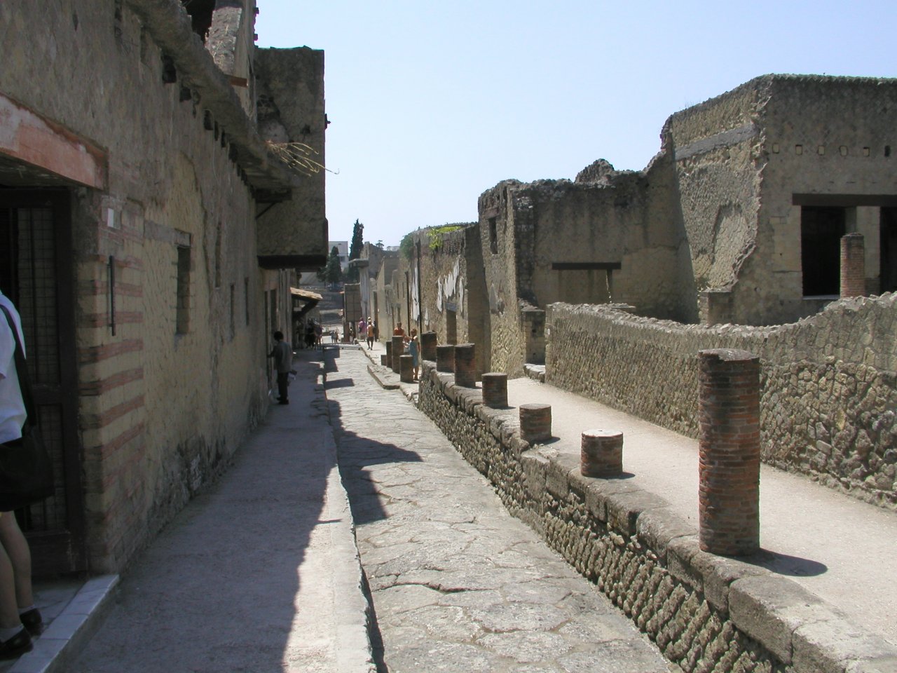 JPEG image - Herculaneum : a narrow street. ...