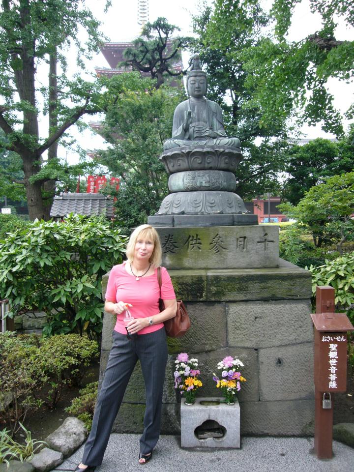 JPEG image - One of several statues in the Asakusa park. ...