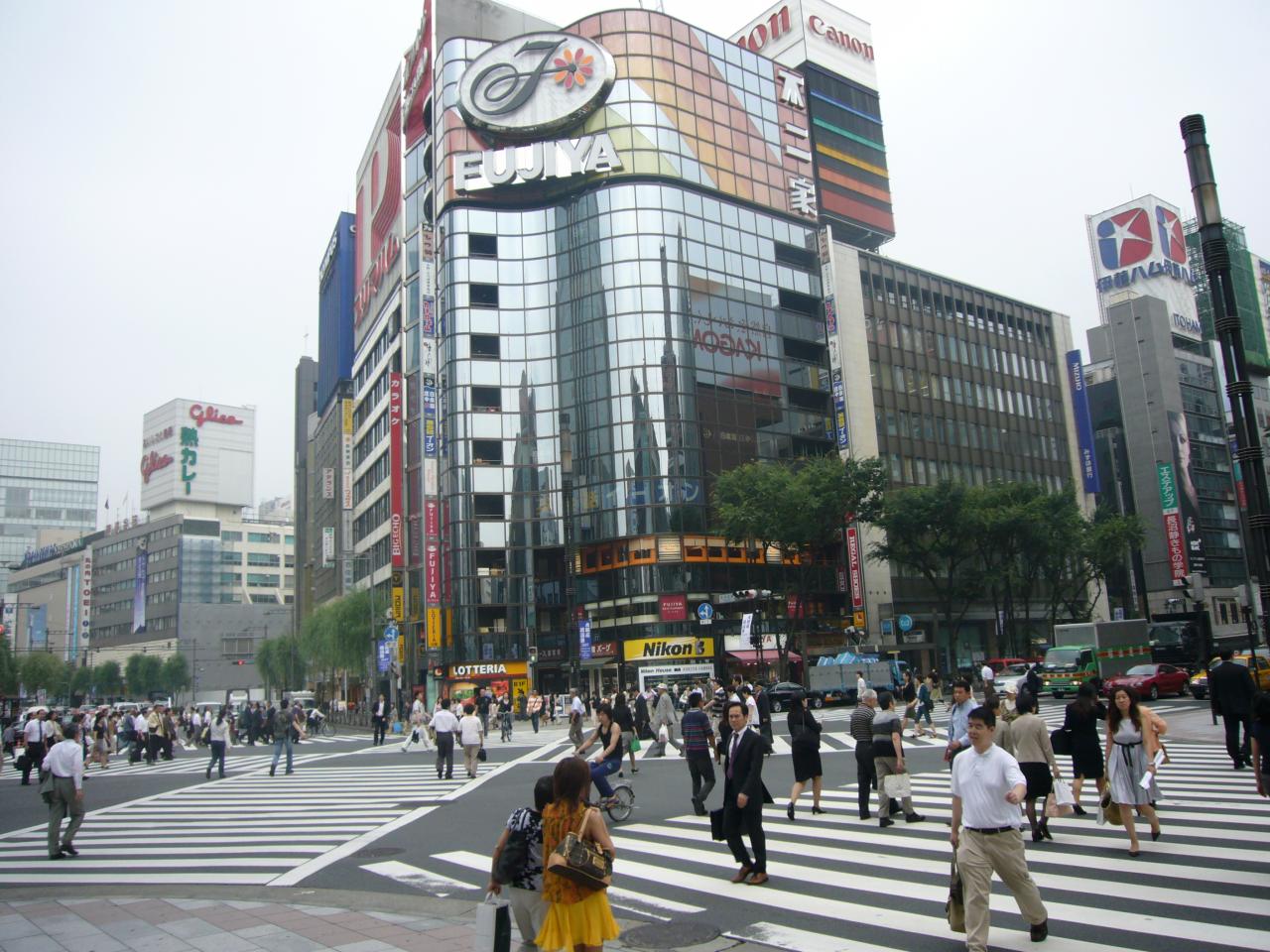 JPEG image - Perhaps the best-known crossing in the Ginza district of Tokyo. ...