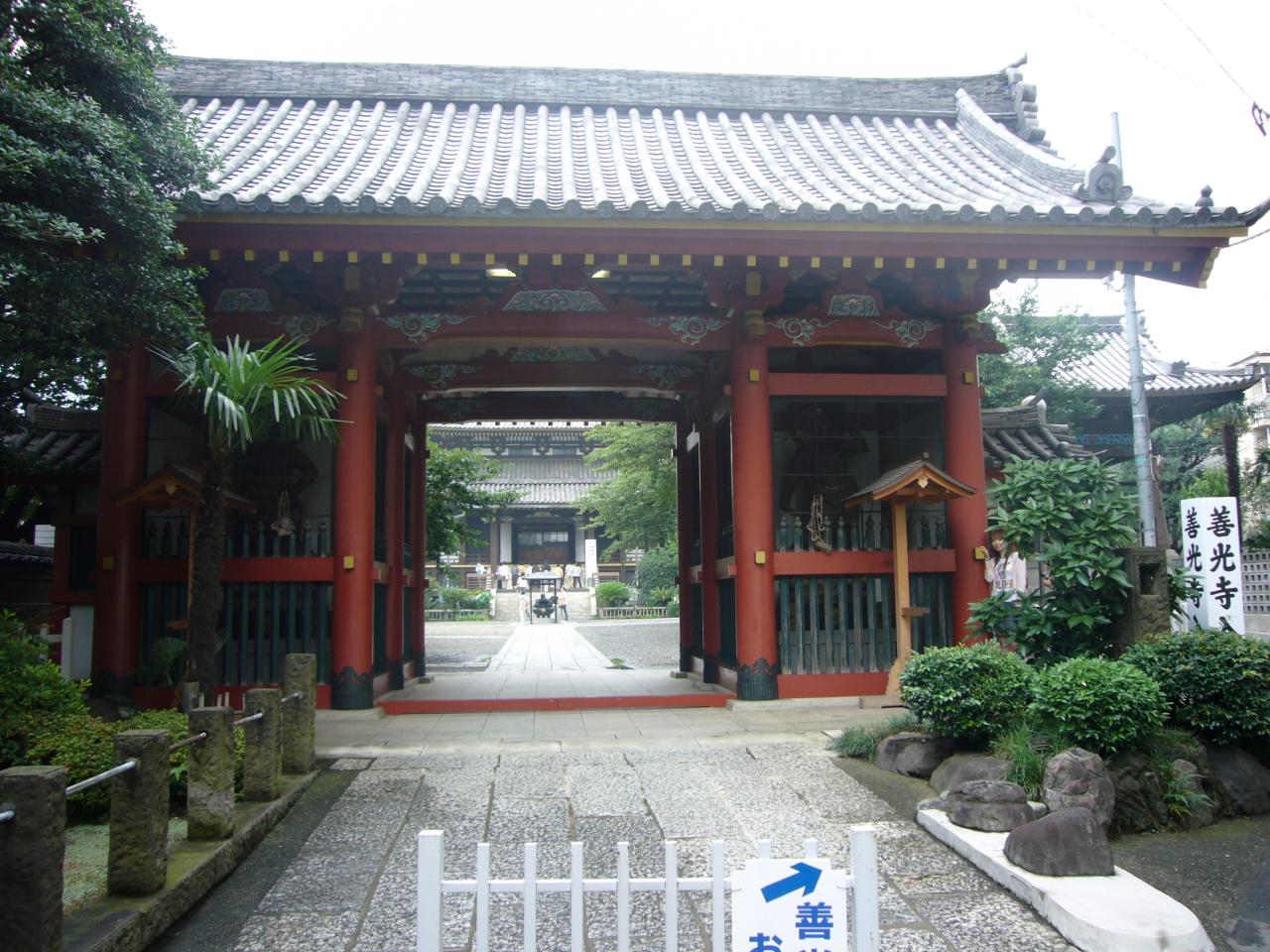 JPEG image - One of many temples we saw in and around Tokyo - this one close to the centre. ...