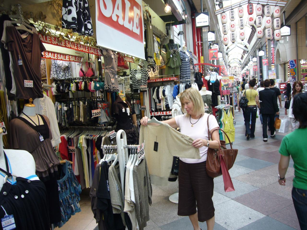 JPEG image - Kyoto: a typical shopping arcade and a shopping opportunity! ...