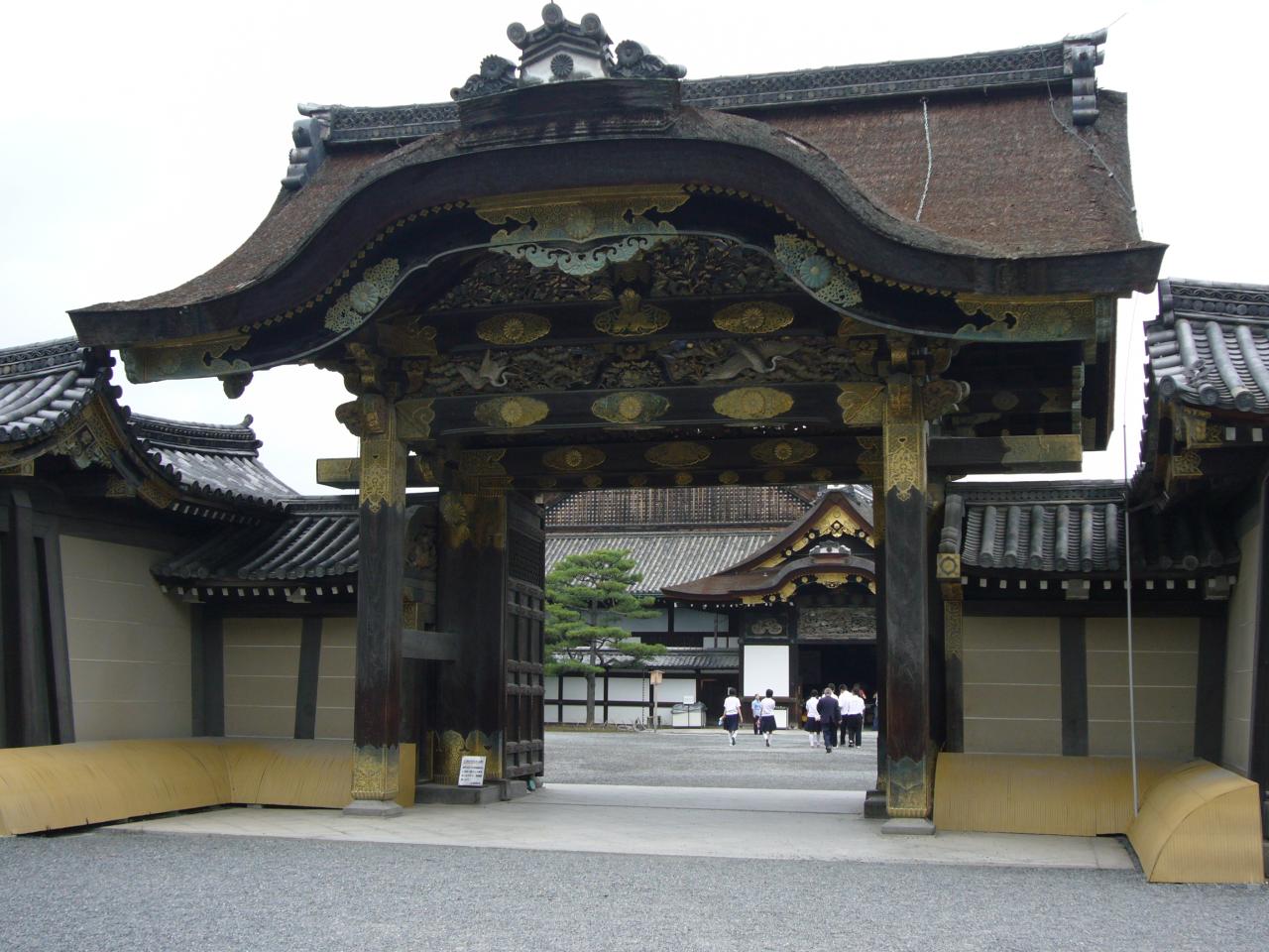 JPEG image - An inner archway inside the Shogun's fort, Kyoto. ...