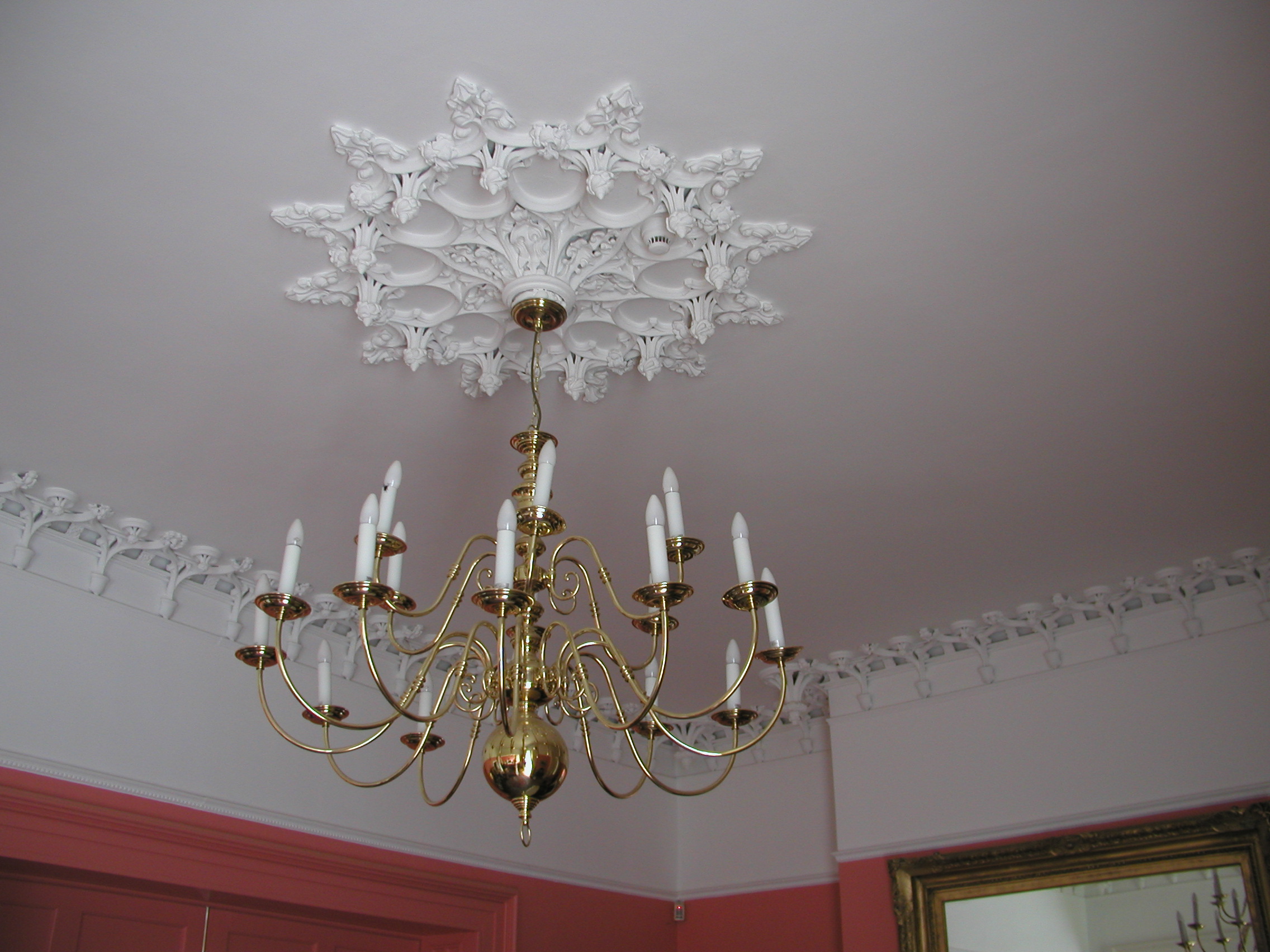 JPEG image - Lounge: fancy plasterwork in ceiling rose ...