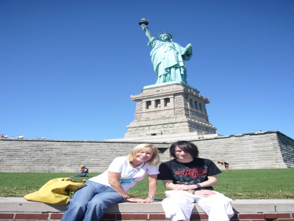 JPEG image - Claudia & Stef by the statue ...