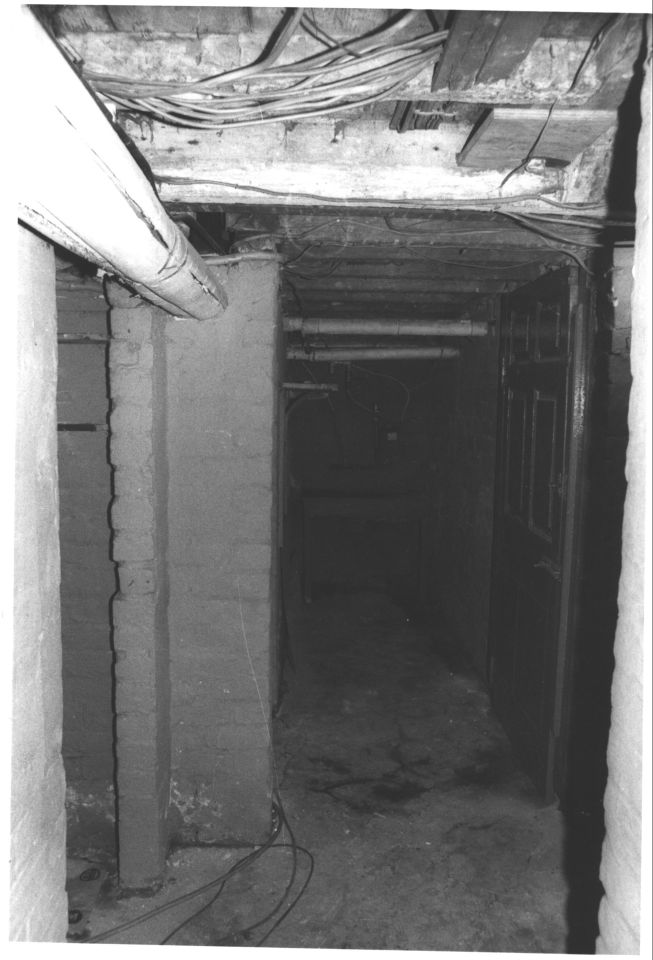 JPEG image - Cellar passage ...